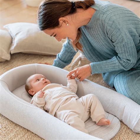 Bambino che gioca a pancia in giù sul Welcome Pod