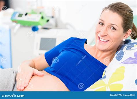 Donna incinta che aspetta un'ambulanza