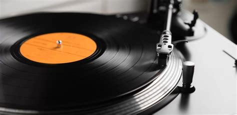 Immagine concettuale che mostra un disco in vinile che si trasforma in icone digitali di streaming