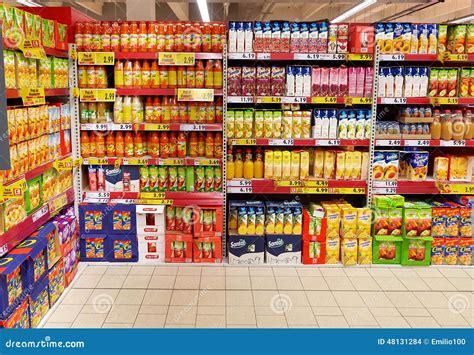 scaffali di un supermercato con prodotti Esselunga ben organizzati