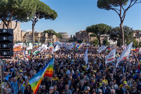 Donne che partecipano a un dibattito pubblico