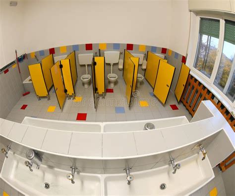 Bagni scuola materna senza porte