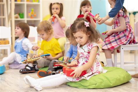 Bambini che giocano con strumenti musicali colorati in una classe d'asilo
