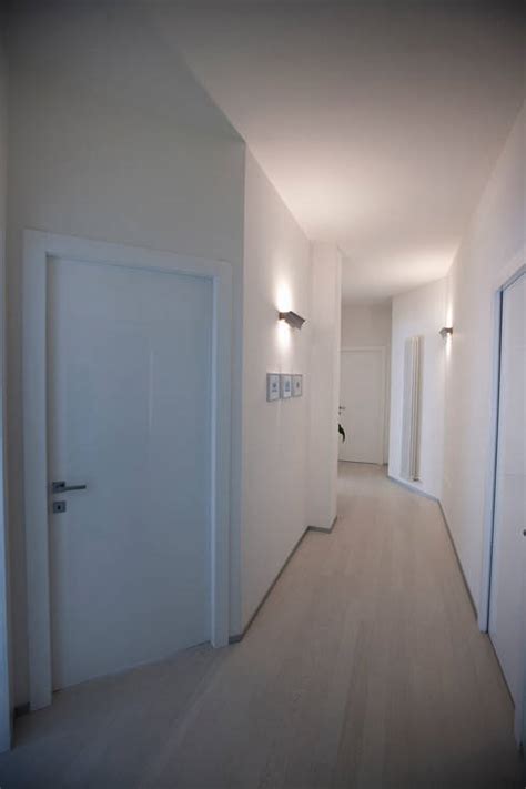 Corridorio illuminato con applique e faretti