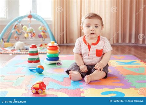 bambino piccolo che gioca in vasca con giocattoli colorati per creare un'atmosfera serena