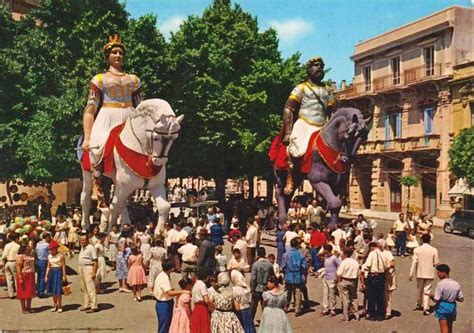 Giganti Mata e Grifone in processione
