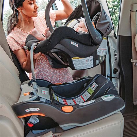 Infographic showing Cybex e-PRIAM in different configurations: with carrycot, infant car seat, and toddler seat