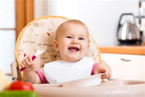 Bambino sorridente che mangia