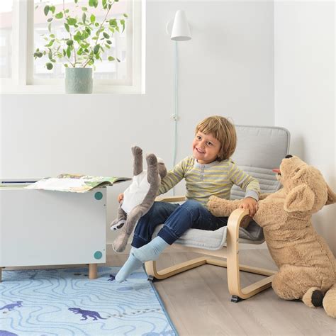 Bambini che giocano su poltrone IKEA