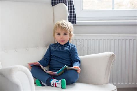 Bambino che legge su una poltrona comoda
