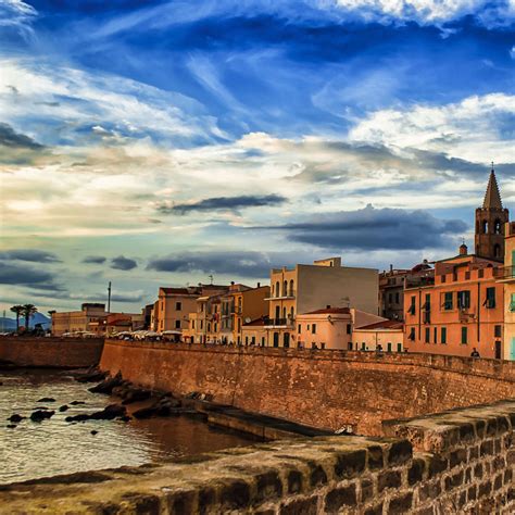 Centro storico di Alghero con mura e mare