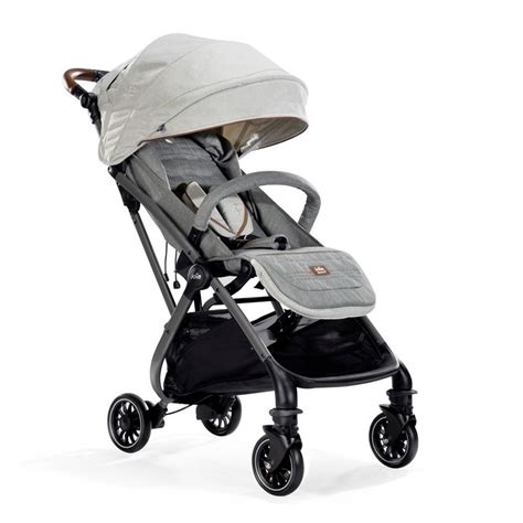 dettaglio del meccanismo di chiusura rapida di un passeggino Joie