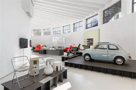 Dettaglio del design italiano e del cielino nero della cappottina del Baciuzzi BX22