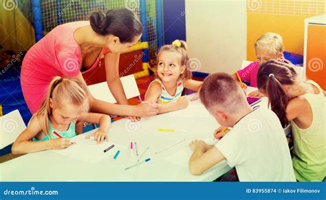 bambini che disegnano in aula