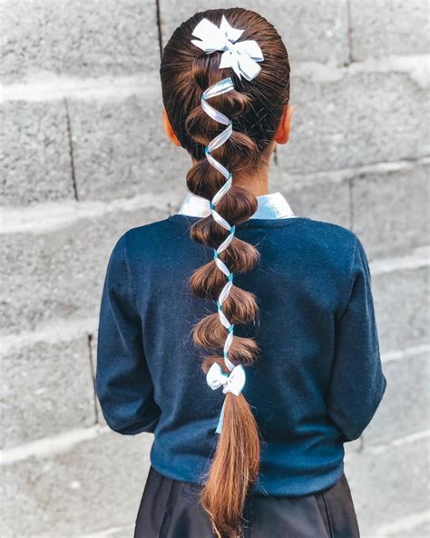 Bambina con trecce che canta, in stile vintage
