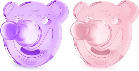 dettaglio del ciuccio Soothie Philips Avent con dito del genitore inserito