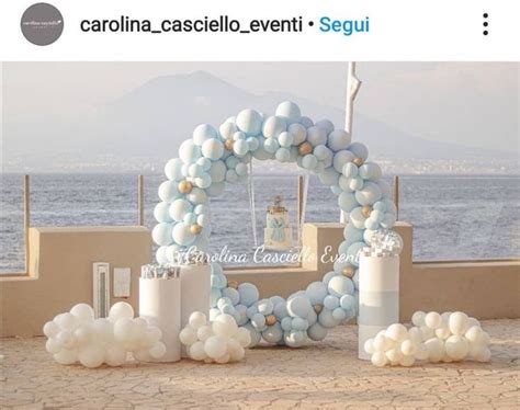 Sfondo fotografico per battesimo con decorazioni floreali e nuvole