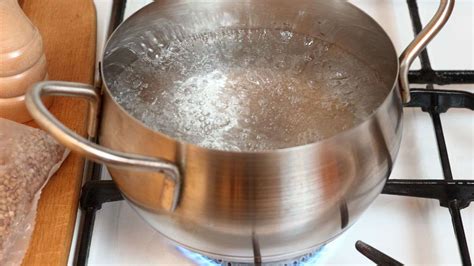 Pentola con biberon in ebollizione