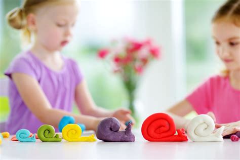 bambini che giocano con la pasta da modellare
