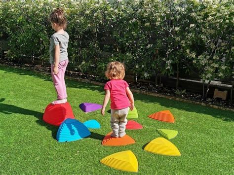 bambini che camminano su un sentiero sensoriale