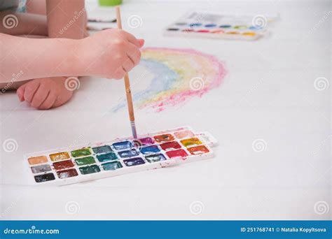 bambino che dipinge con le mani
