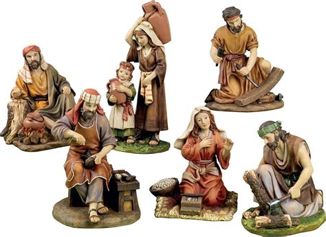 Personaggi tipici del presepe, inclusi Magi e pastori