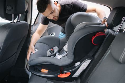 Seggiolino auto installato correttamente al centro del sedile posteriore