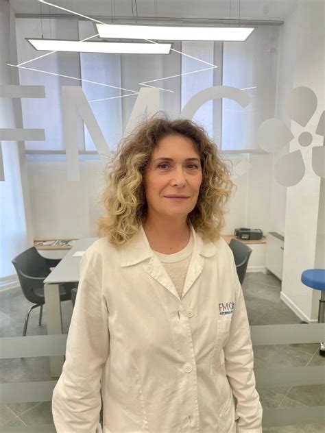 Coppia in visita al centro di riproduzione assistita con lo specialista