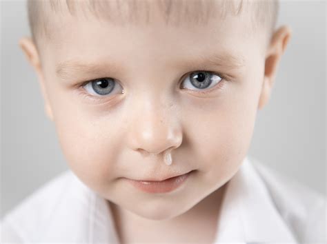Bambino con il naso congestionato che cerca di respirare