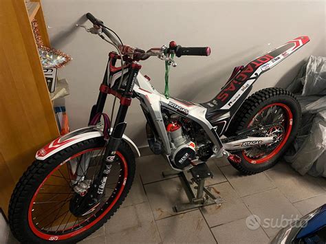 Bambini con equipaggiamento da trial completo