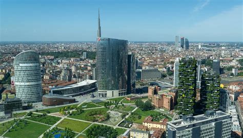 Skyline di Milano con icona di innovazione