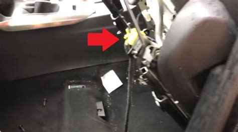 Connettori sotto il sedile auto