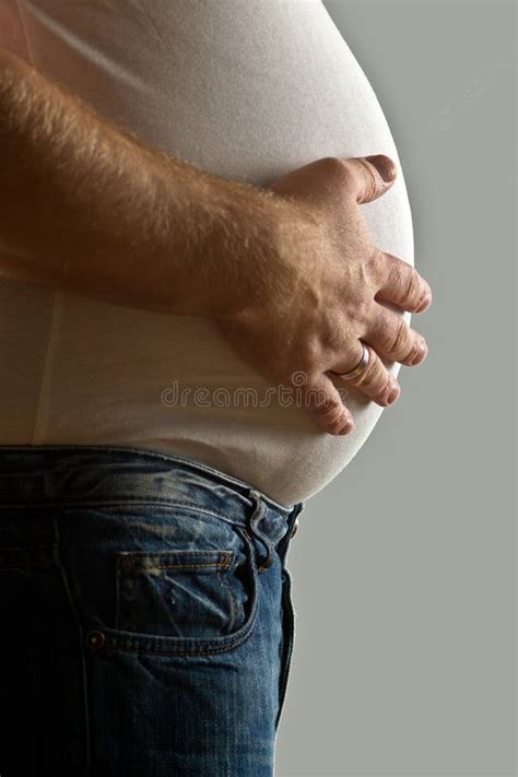 Uomo con mano sulla pancia in segno di soddisfazione