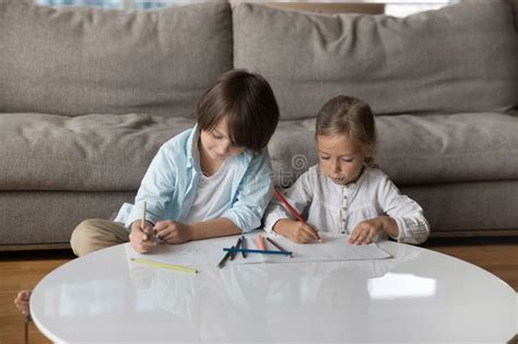 Bambini che disegnano in un quaderno
