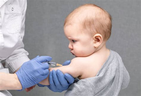 Bambino che riceve una vaccinazione