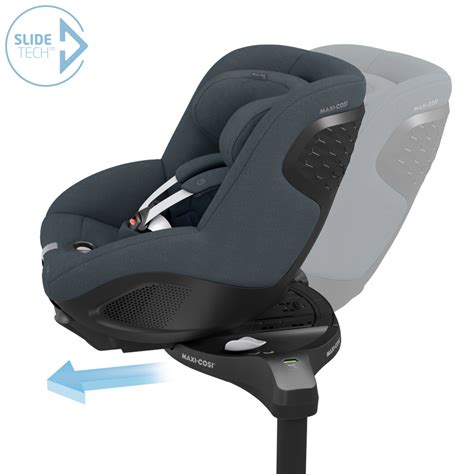 Bambino felice nel seggiolino auto Maxi-Cosi Mica 360 Pro