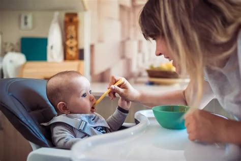 Bambino che scopre nuovi sapori durante lo svezzamento