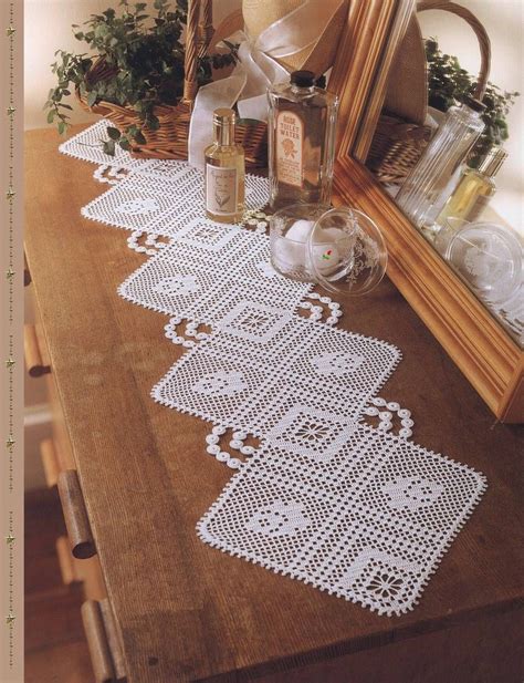 Bordura a uncinetto stile filet con motivi floreali