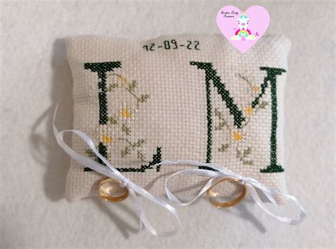 Lenzolino culla con iniziali ricamate a punto croce