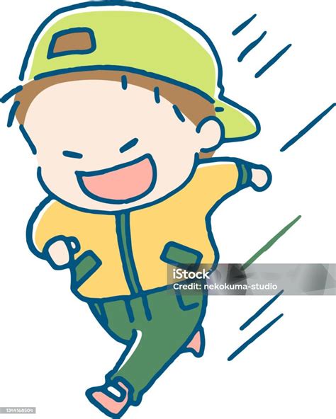 Un bambino che corre con la coda dell'occhio vicino a una recinzione