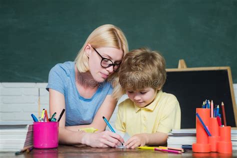 Insegnante che aiuta un bambino dislessico a leggere