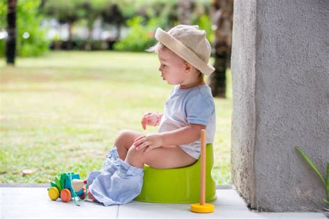 Bambino seduto correttamente su un vasino