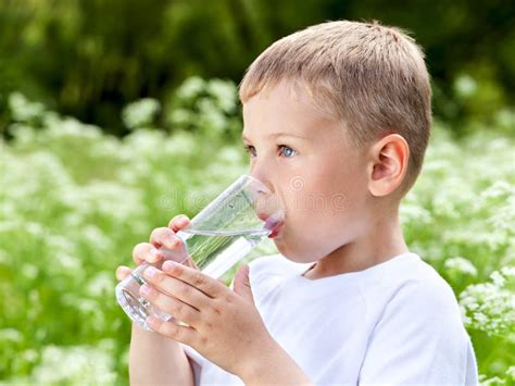 Bambino che beve acqua e mangia frutta