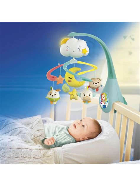 Bambino osserva una giostrina sul lettino