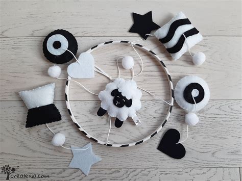 Giostrina Montessori in bianco e nero per neonati