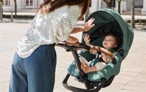 Bambino interagisce con giostrina sul passeggino