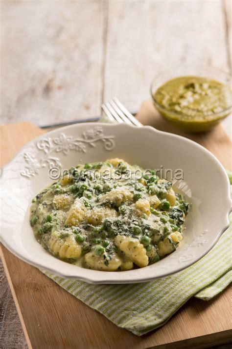 Piatto di pappa con spinaci per neonati in primo piano