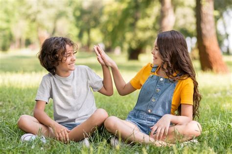 Bambino e adulto che giocano con le mani recitando una filastrocca