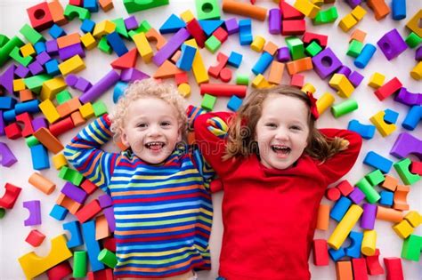 Bambini che giocano con blocchi colorati per stimolare la logica
