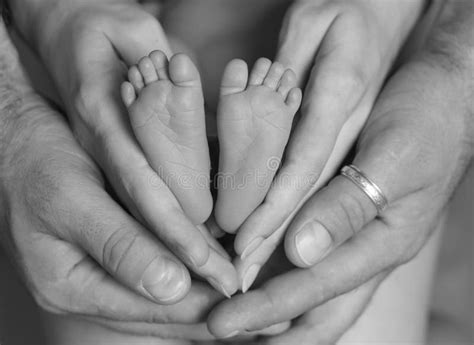 Piedini neonato mani mamma e papà
